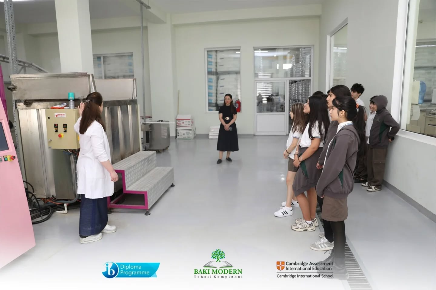 Bakı Modern şagirdləri FAB Boya zavodunda istehsal prosesi ilə tanış olublar