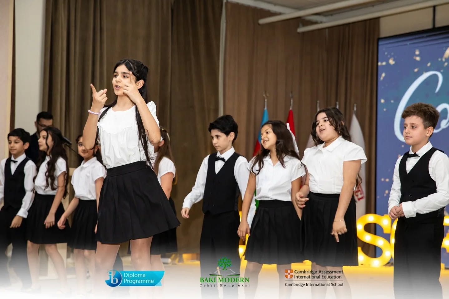 Primary School Graduation Celebrated at Baku Modern Education Complex