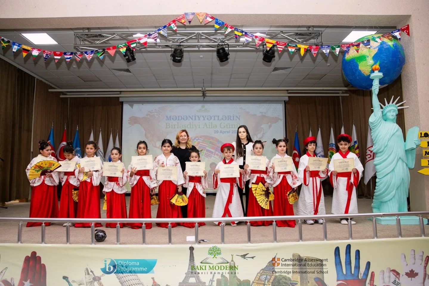 Şagirdlər Ailə Günündə mədəni müxtəlifliyi nümayiş etdirdilər