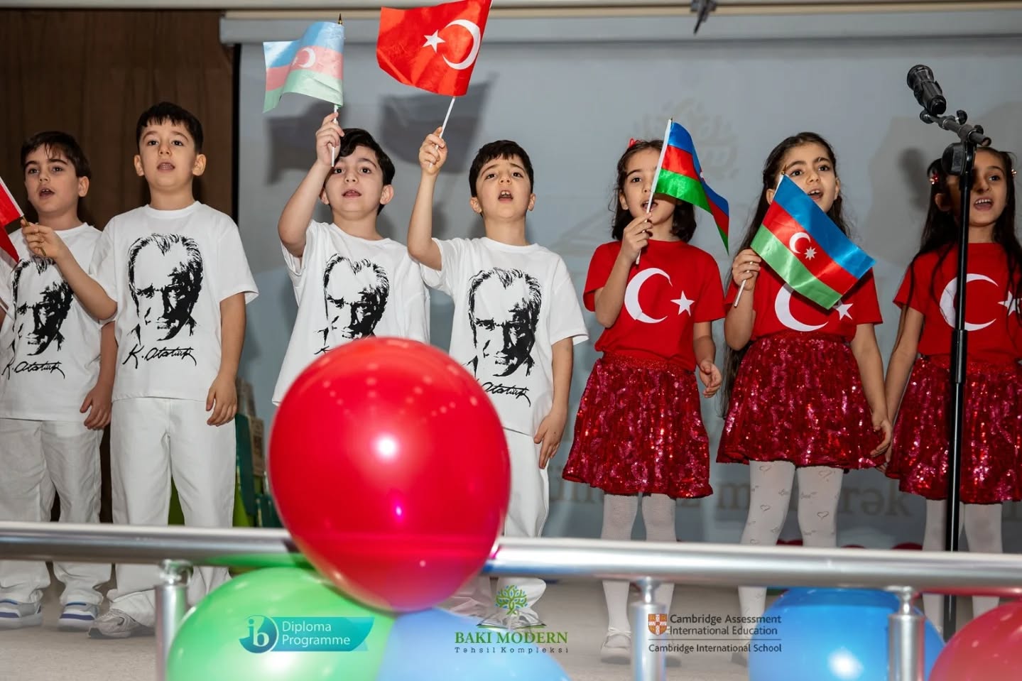 Şagirdlər Milli Suverenlik və Uşaq Bayramını rəngarəng çıxışlarla qeyd etdilər