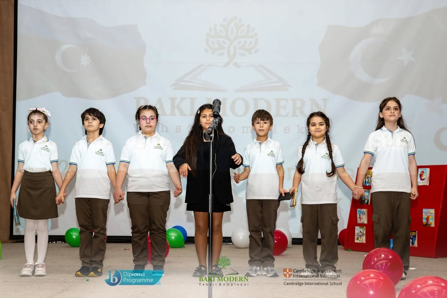 Şagirdlər Milli Suverenlik və Uşaq Bayramını rəngarəng çıxışlarla qeyd etdilər
