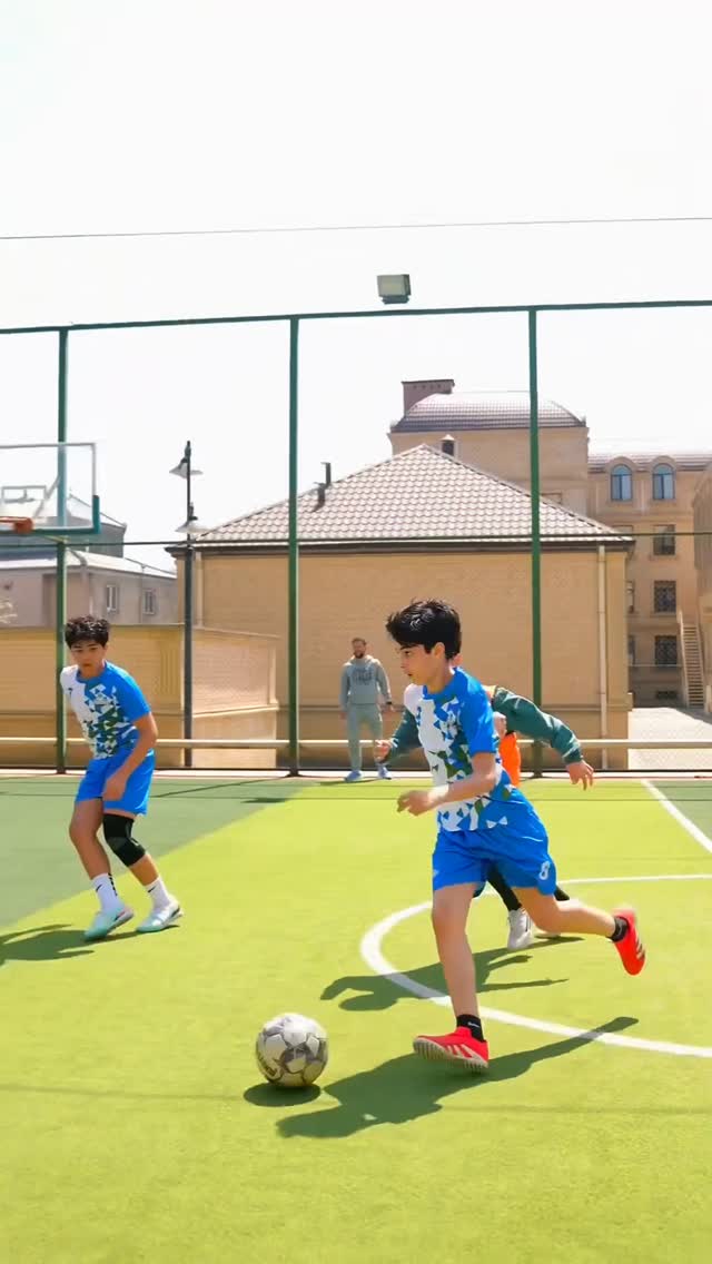 Şagirdlər futbol meydançasında dostluq görüşündə bir araya gəldilər