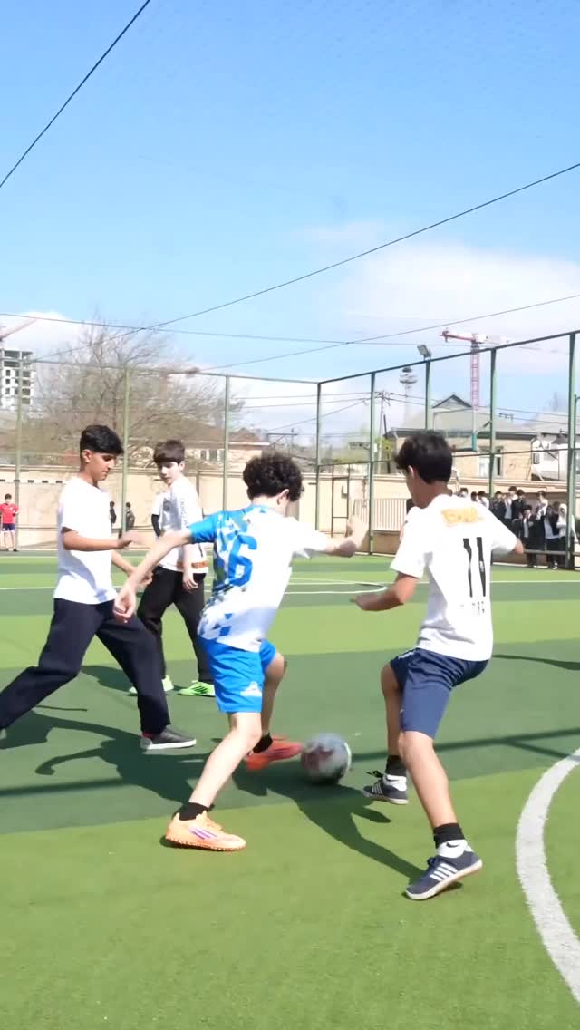 İki məktəbin şagirdləri arasında futbol yarışı dostluq münasibətlərini möhkəmləndirdi