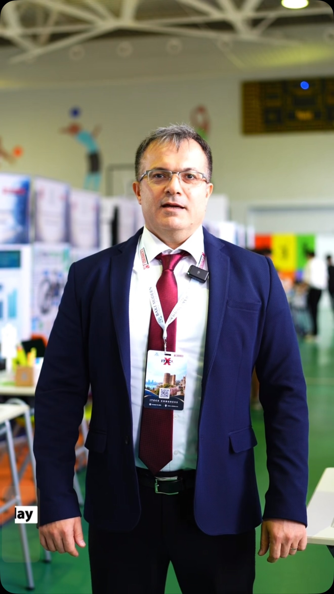 Ege University Professor Evaluates Students’ Research Projects at ITECX Congress