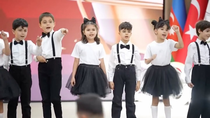 İbtidai sinif məzuniyyətindən xüsusi görüntülər yenidən paylaşılır